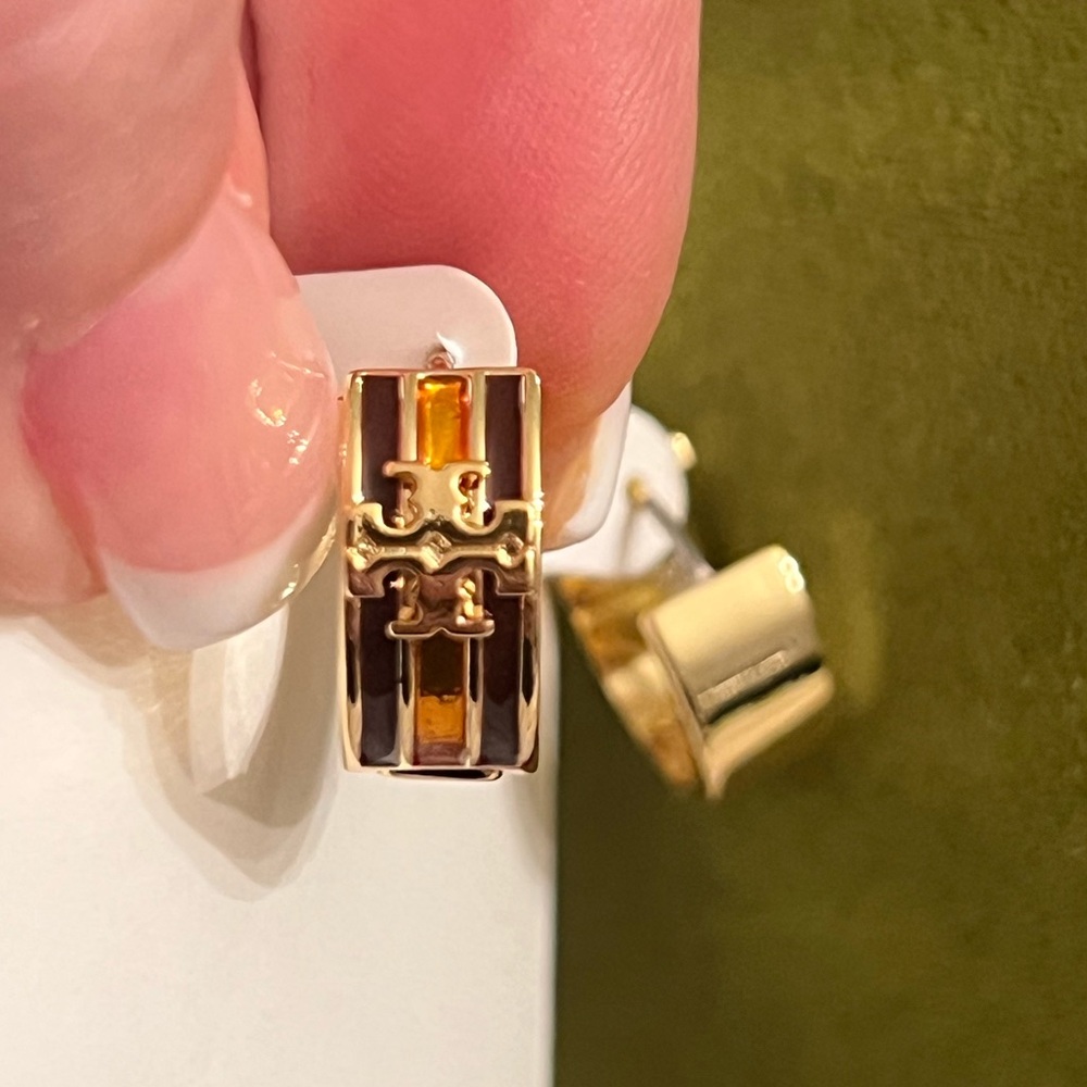 Tory Burch Kira enamel hinged bracelet in brown & goldish/orange color.